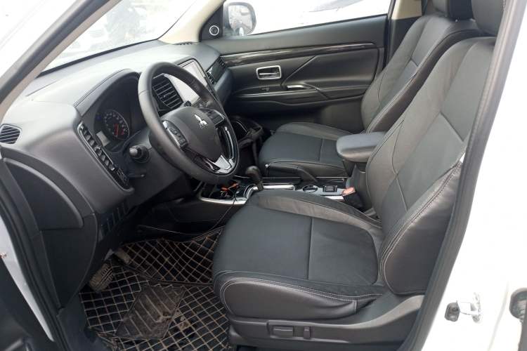 Used Mitsubishi Outlander 2018 2.0L Two-Wheel Drive Glory Edition 5 Seats