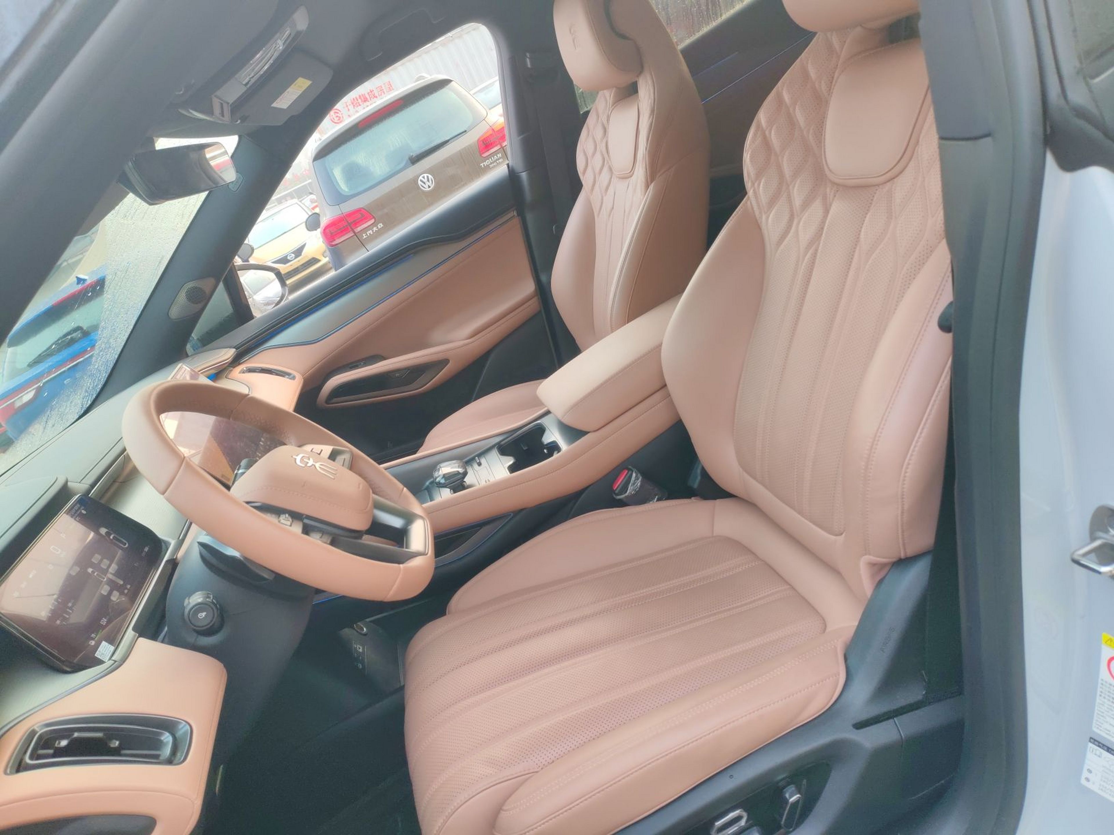 المقاعد الأمامية داخل السيارة