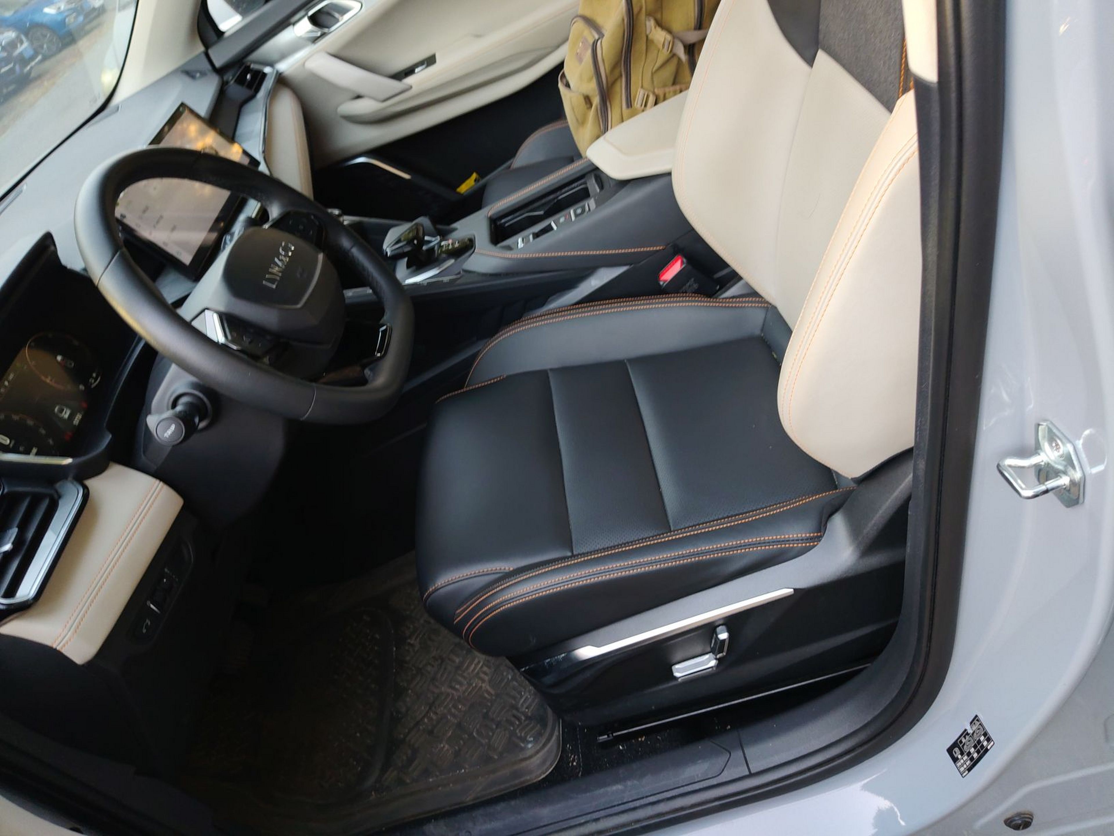 المقاعد الأمامية داخل السيارة