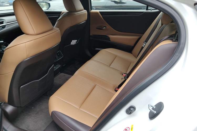 Used Lexus ES 2018 300h Premier Edition China VI Standard