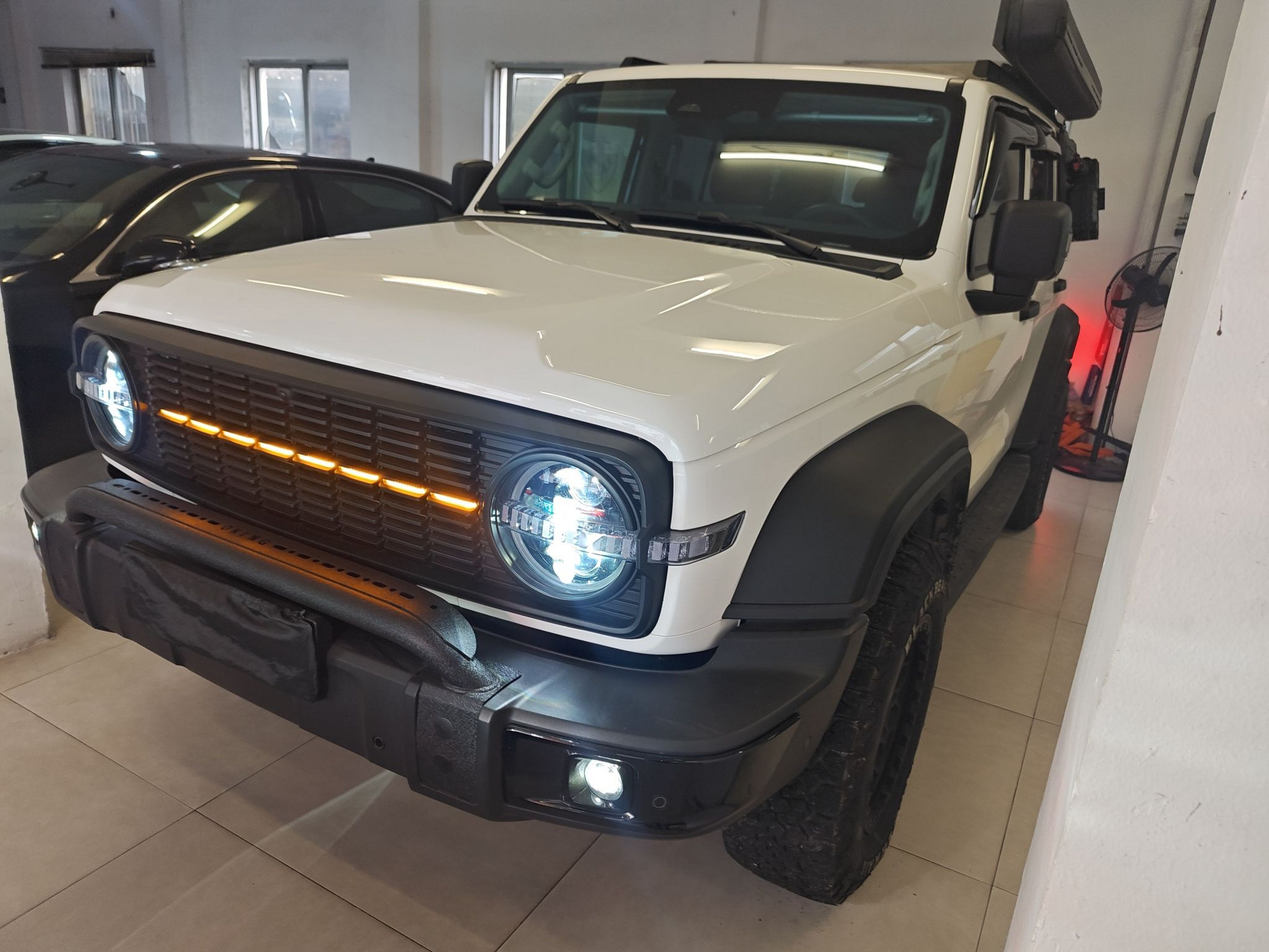 Под передней частью автомобиля