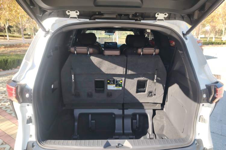 Used Toyota Sienna 2023 2.5L Hybrid Platinum Edition
