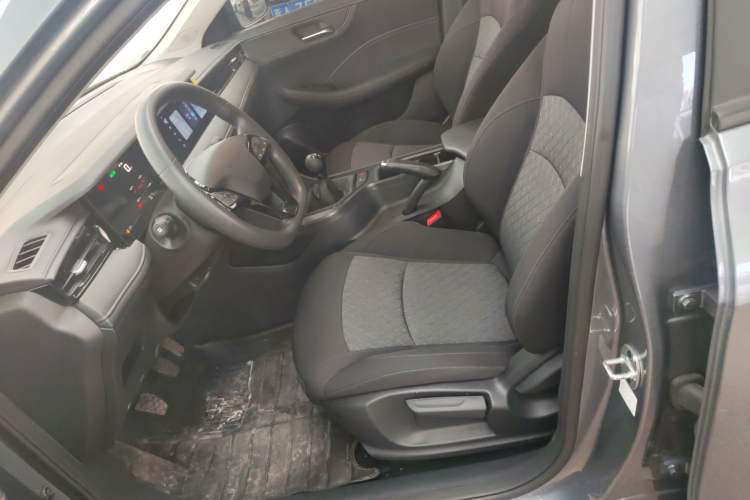 Used Roewe i5 2023 1.5L Manual Comfort Edition
