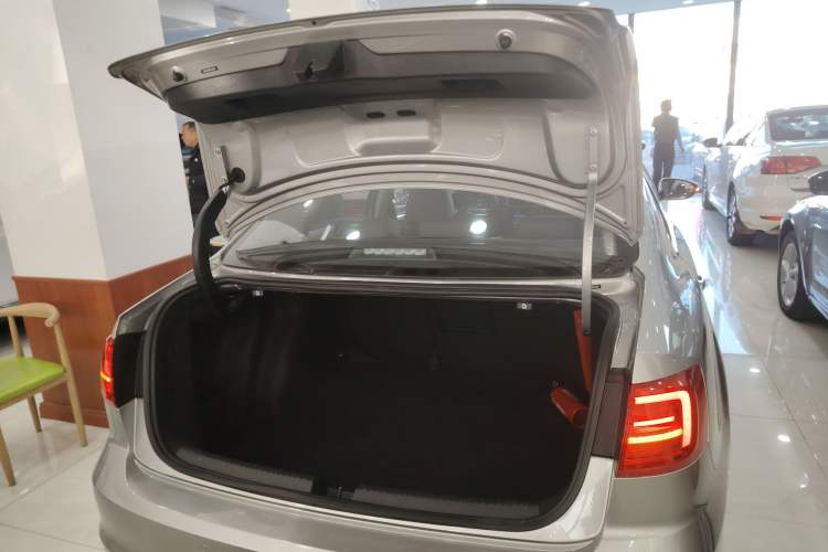 Used Volkswagen Sagitar 2017 230TSI Automatic Comfort Version
