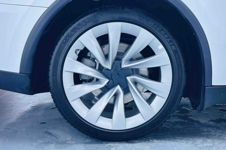 Used Tesla Model Y 2025 Long-Range All-Wheel-Drive Version