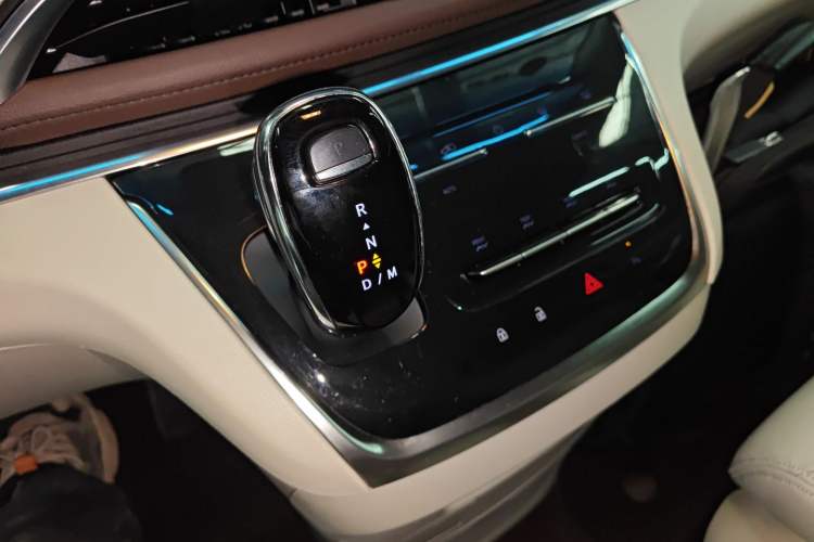 Used Buick GL8 2023 Land Executive Class Comfort Model
