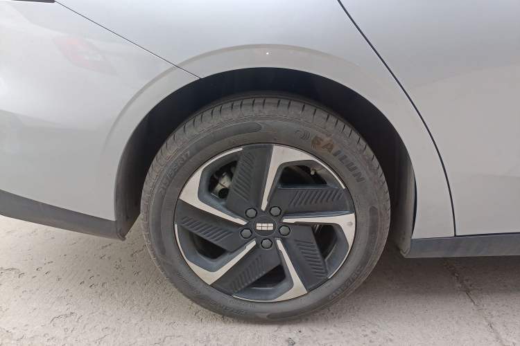 Used  L6 2025 EM-i 140km Starship Edition
