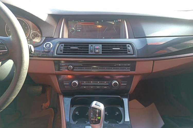 Used BMW 5 Series 2015 520i Elegant Edition
