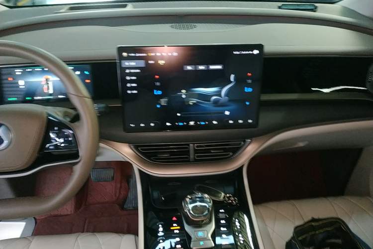 Used Denza D9 2022 EV 600 Four-Wheel Drive Prestige Model
