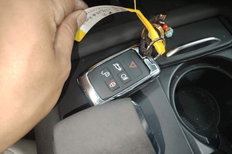 Used Land Rover Discovery 2021 360 PS R-Dynamic SE