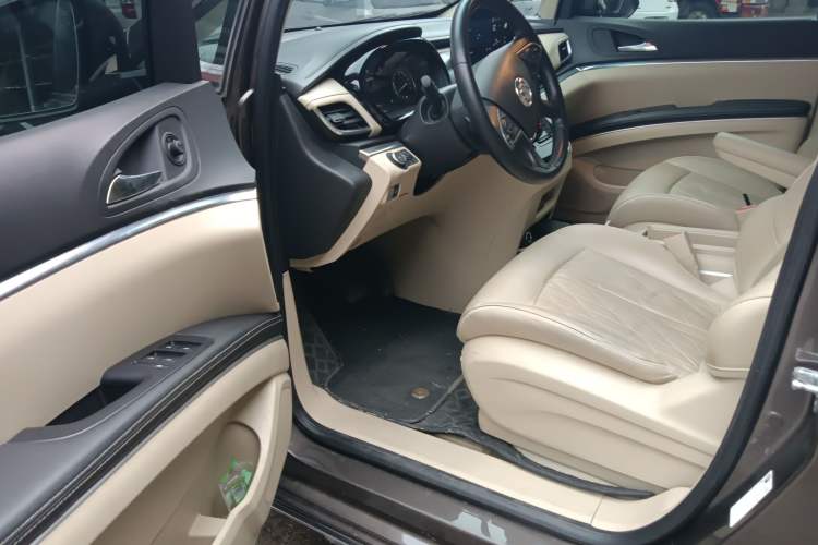 Used Buick GL8 2023 Facelifted Land Cruiser Executive Luxury Version