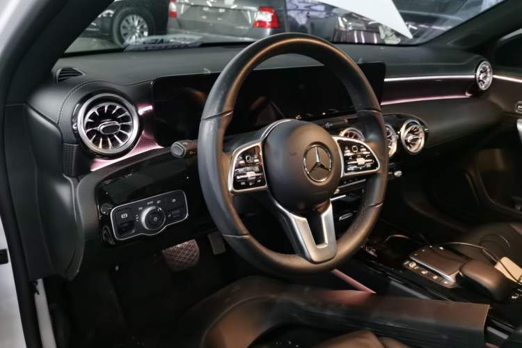 Used Mercedes-Benz A-Class 2022 Revised Version A 200 L Sport Sedan Fashionable Style