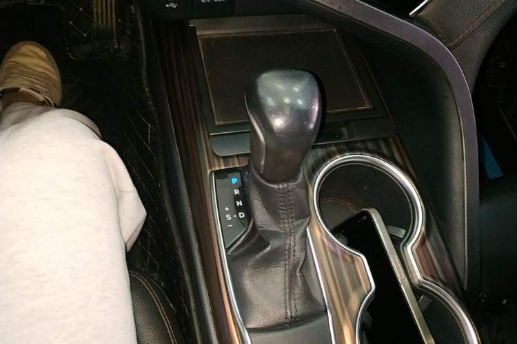 Used Toyota Camry 2018 2.0E Leading Edition