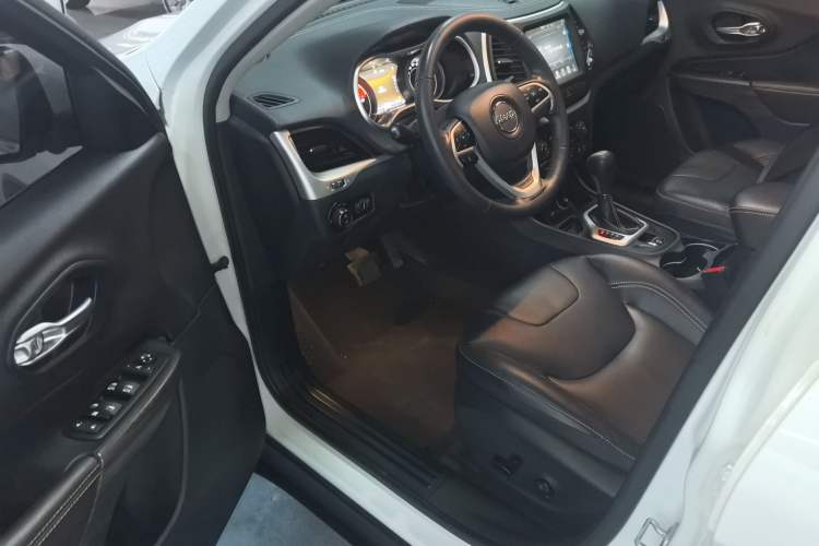 Used  Cherokee 2017 2.4L Leading Smart Edition
