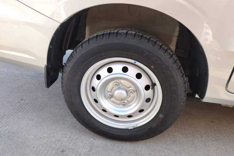 Used Wuling Hongguang V 2022 1.5L Jingqu Edition Enclosed-Window Vehicle with Electric Power Steering LAR