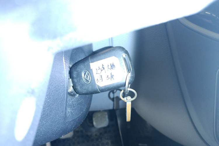 Used SAIC MAXUS Xintu V80 2023 2.0T Manual Classic Aoyuntong Short Wheelbase Mid-Roof 5/6-Seater
