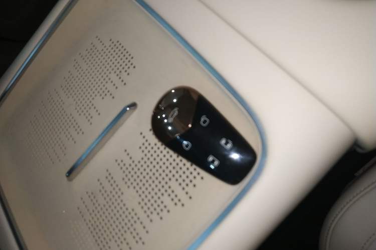 Used VOYAH Dream 2025 PHEV Four-Wheel Drive Prestige Kunpeng Edition
