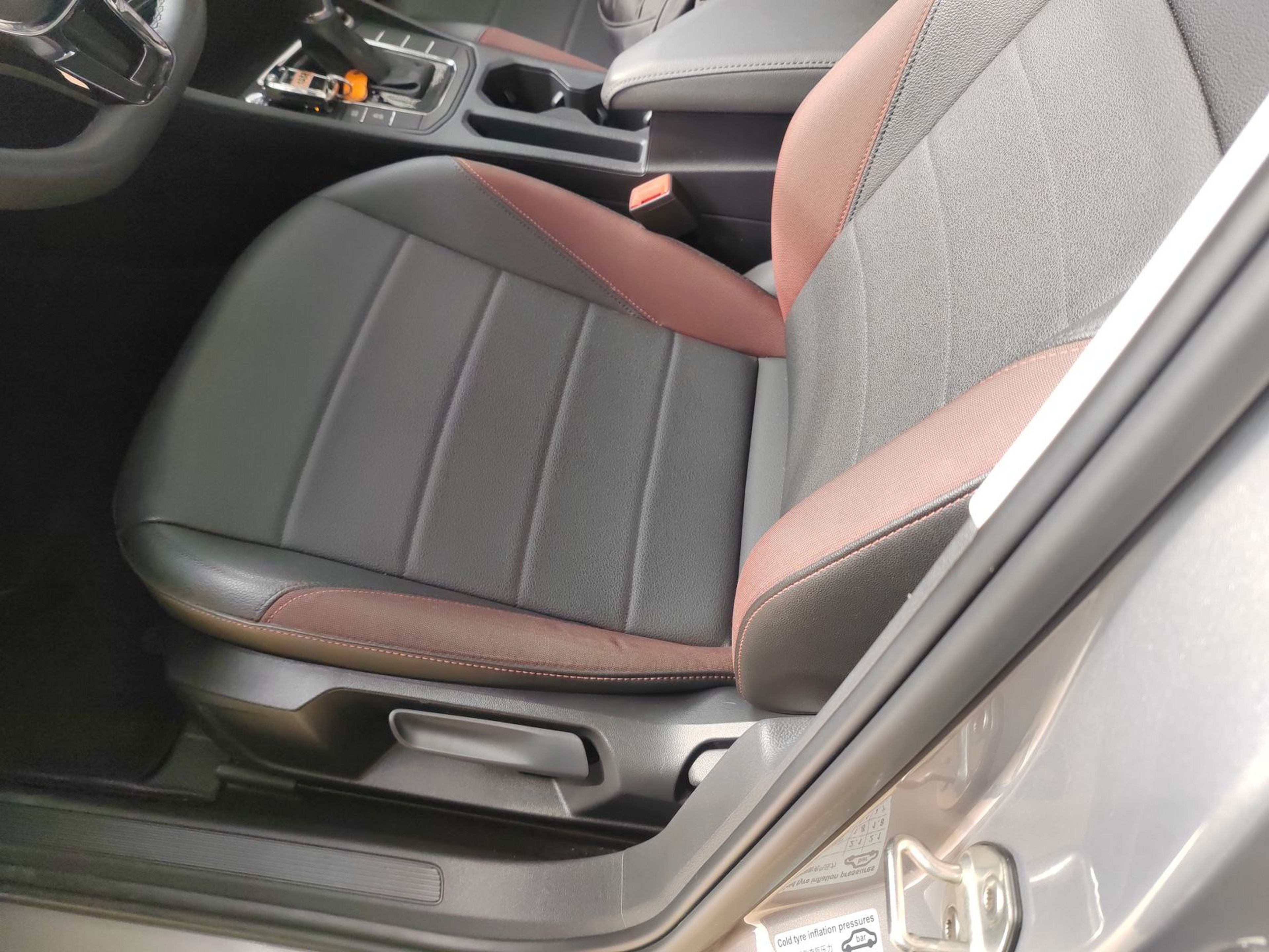 المقاعد الأمامية داخل السيارة