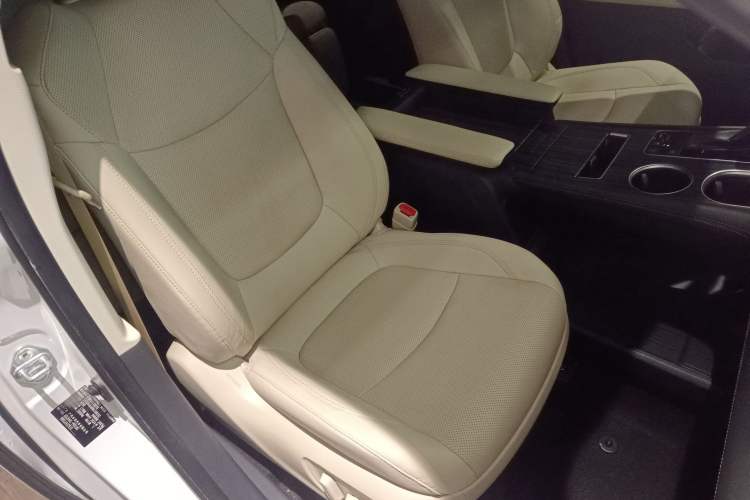 Used Toyota Sienna 2023 2.5L Hybrid Deluxe Edition
