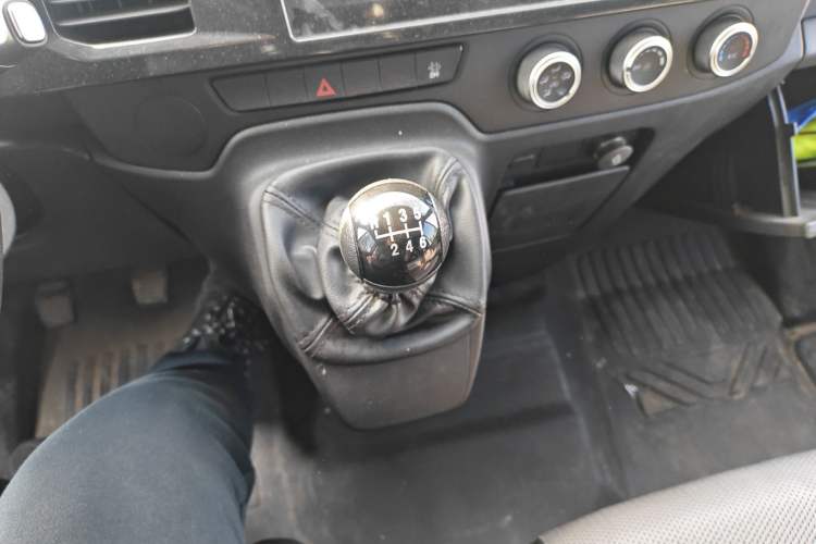 Used JMC Fushun 2022 2.0T Manual Van Short Wheelbase Mid-Height Roof 3-Seater
