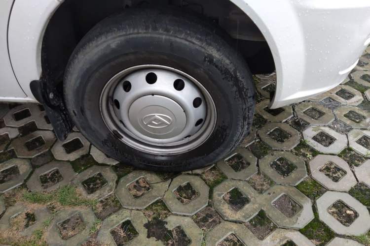 Used SAIC MAXUS Xintu V80 2023 2.0T AMT Classic Aoyuntong Short Wheelbase Mid-Roof 5/6-Seater
