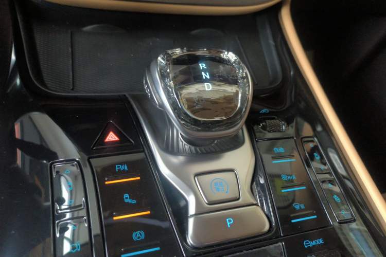 Used Denza D9 2025 DM-i Intelligent Drive 1020 Four-Wheel Drive Flagship Model