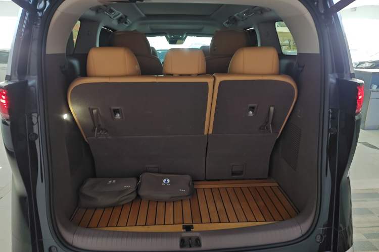 Used Denza D9 2022 DM-i 1040 Prestige Model