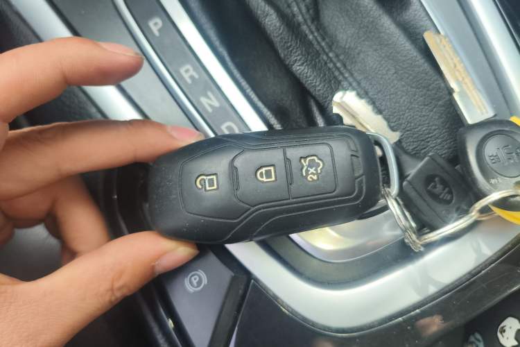 Used Ford Edge 2015 2.0T GTDi Two-Wheel-Drive High-Line Version
