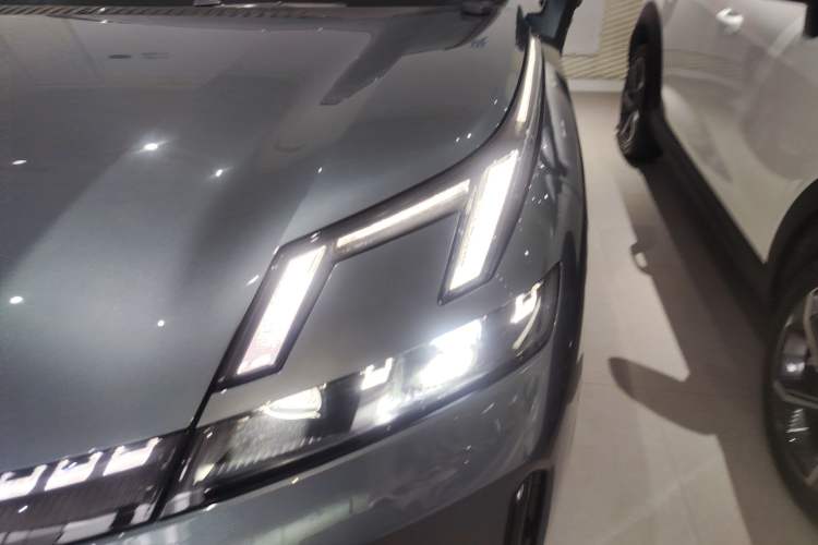 Used Lynk & Co 08 EM-P 2025 220 km All-Wheel-Drive Performance Halo