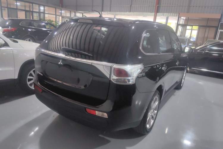 Used Mitsubishi Outlander 2013 2.4L 4x4 Luxury Navigation Edition 5 Seats

