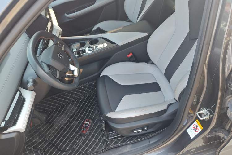 Used Changan UNI-V iDD 2024 Blue Whale Smart Electric iDD 136km ZhiKu Model
