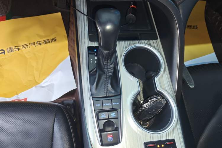 Used Toyota Camry 2019 Revised Version Dual-Engine 2.5HQ Flagship Edition
