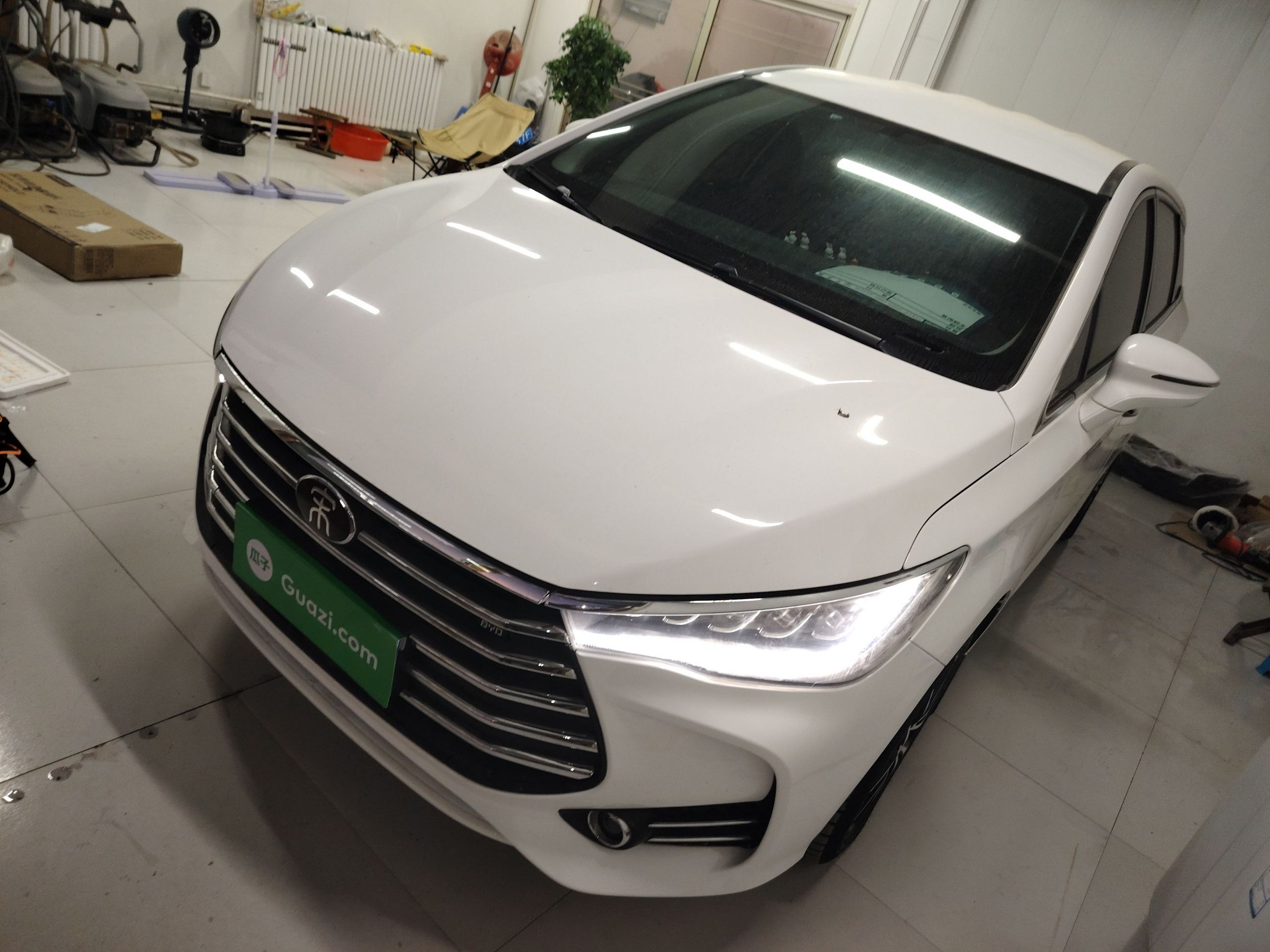 تحت مقدمة السيارة