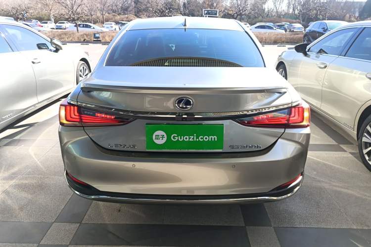 Used Lexus ES 2020 300h Premier Edition
