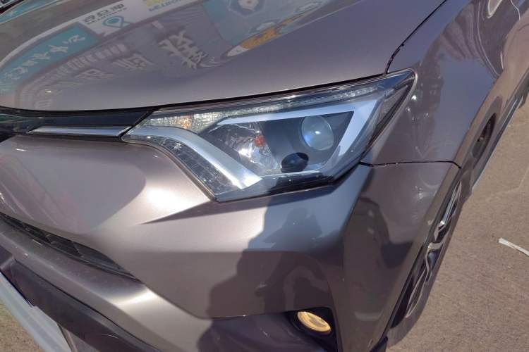 Used Toyota RAV4 2016 2.0L CVT Two-Wheel Drive Fashion Edition China V Standard
