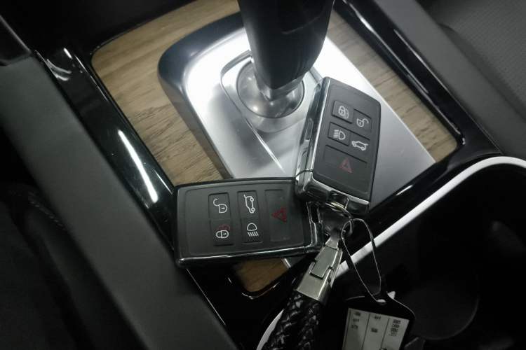 Used Land Rover Discovery Sport 2020 249 PS R-Dynamic Luxury Custom Edition
