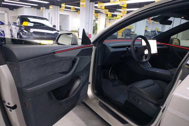 Used Tesla Model Y L 2025 Long-Range All-Wheel-Drive Version
