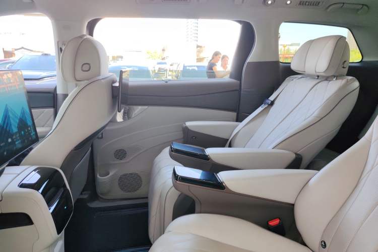 Used Denza D9 2022 DM-i 970 Four-Wheel Drive Flagship Model
