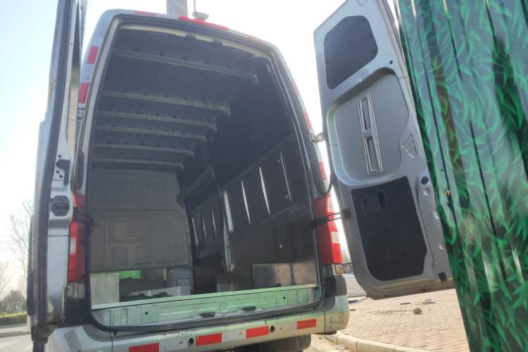 Used Foton Toano 2024 Tuyano Pro Van 2.5T Manual Rear-Wheel Drive Extended Wheelbase with Ultra-High Roof Dual Rear Tires 3-Seater Configuration