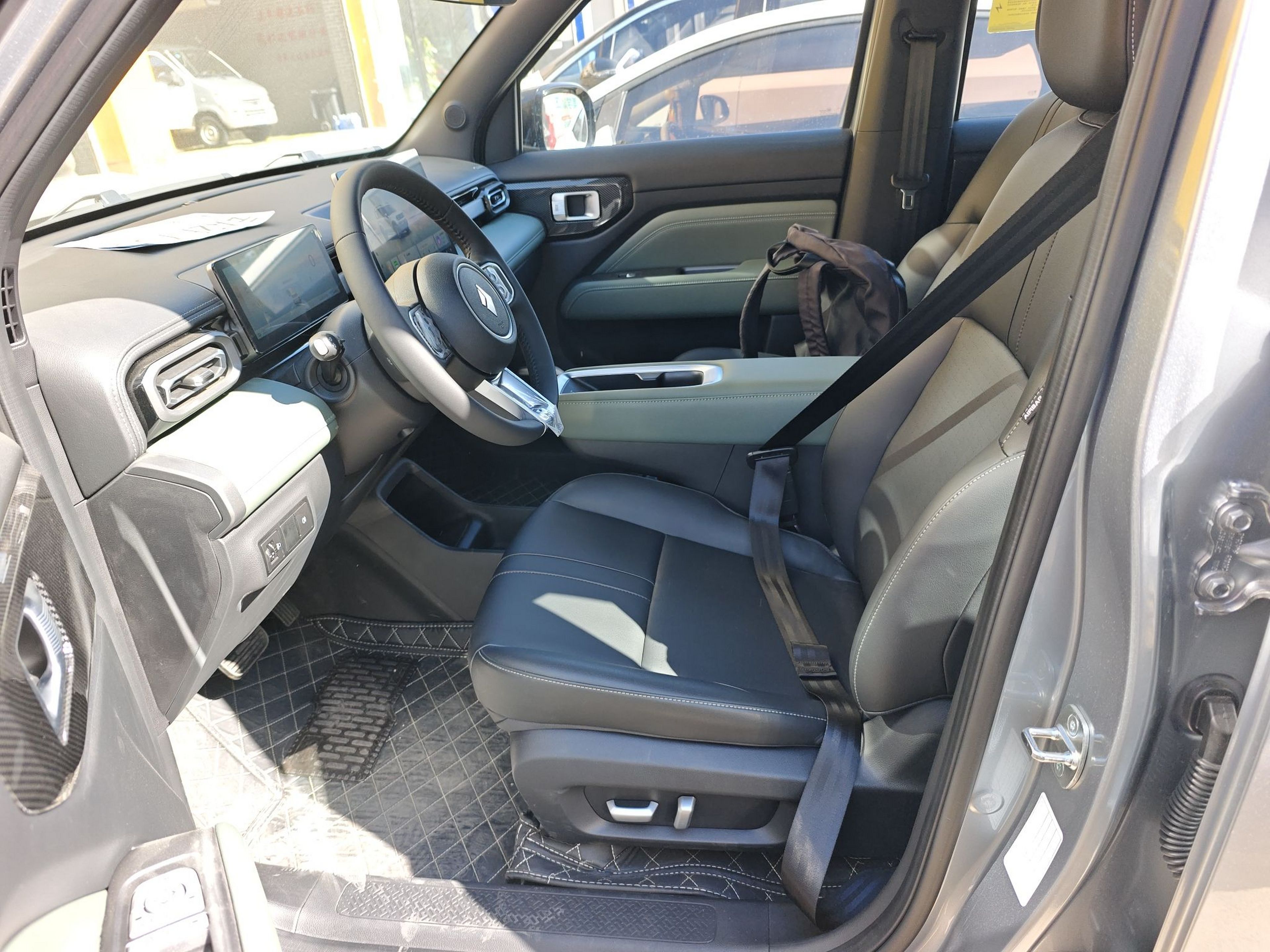 Переднее сиденье в автомобиле