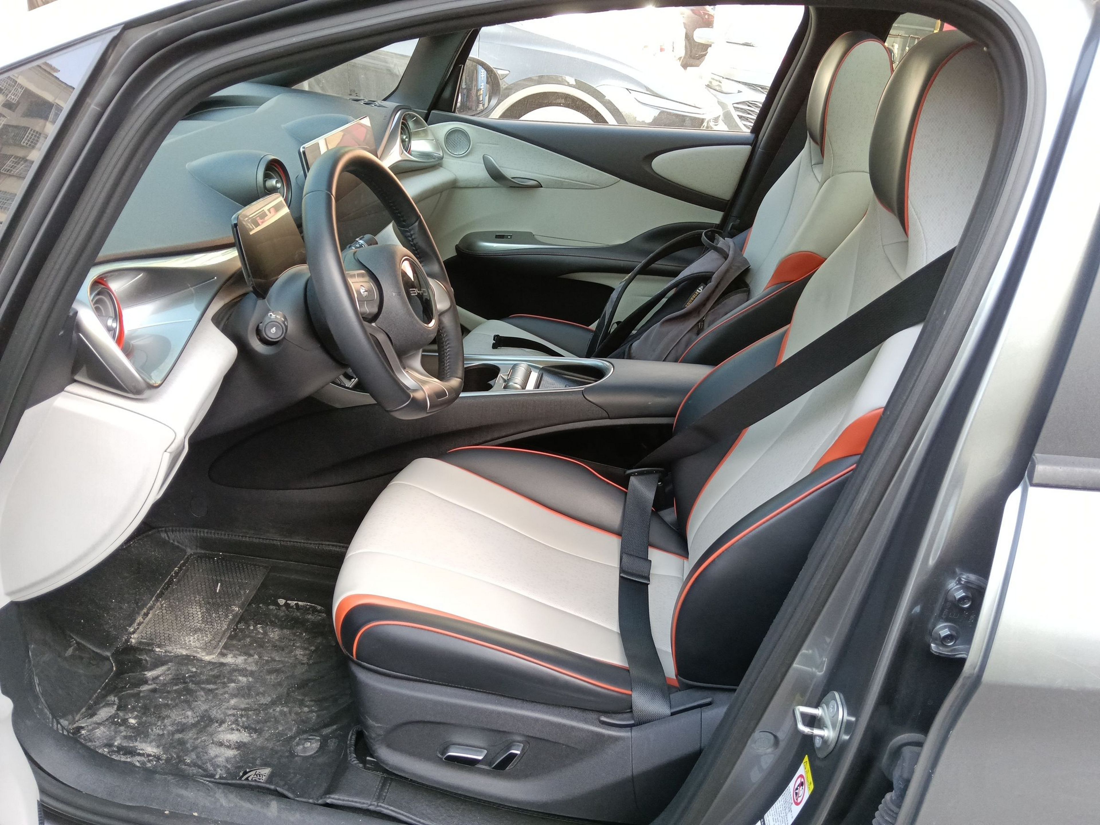 Переднее сиденье в автомобиле