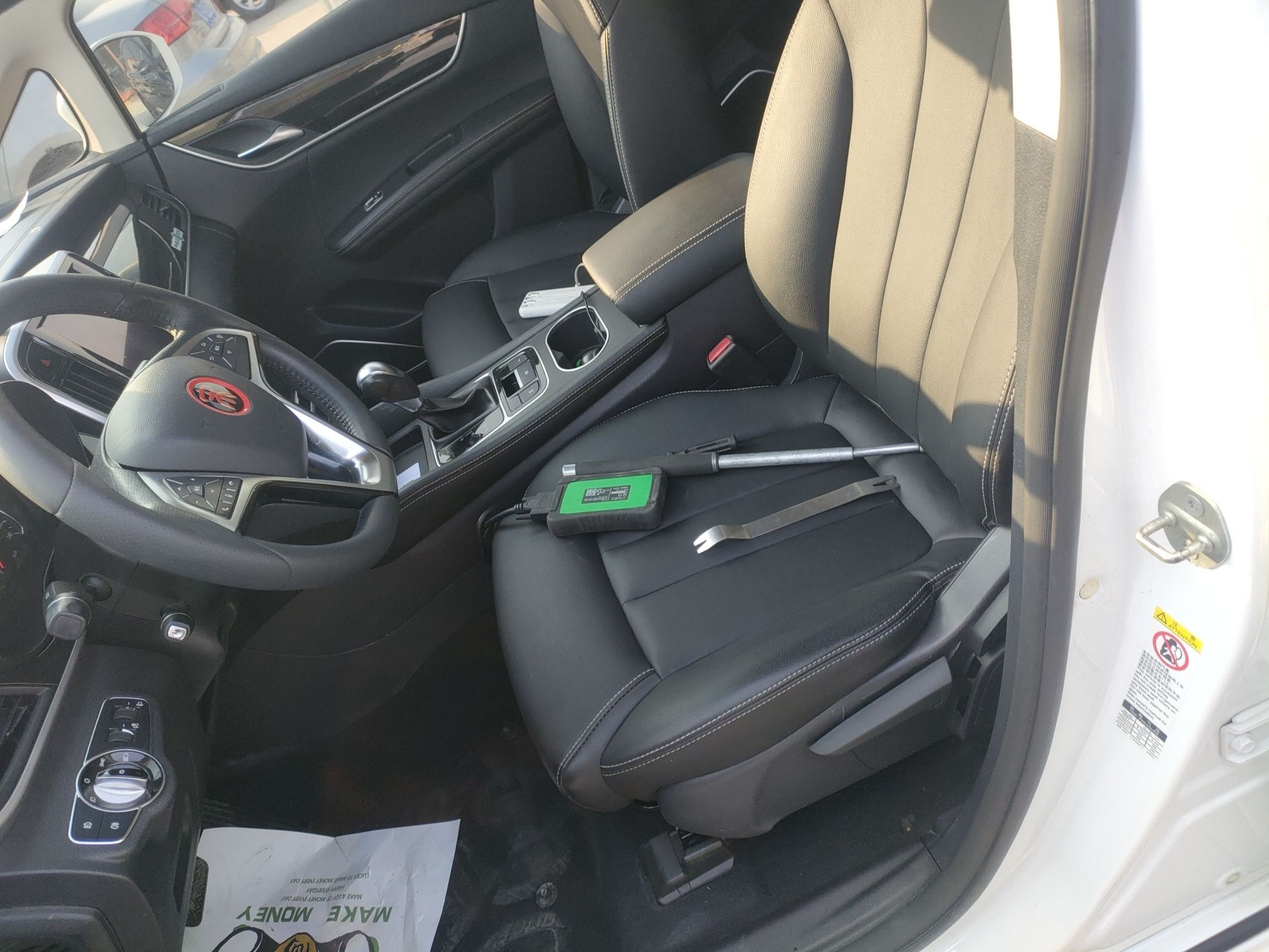 المقاعد الأمامية داخل السيارة