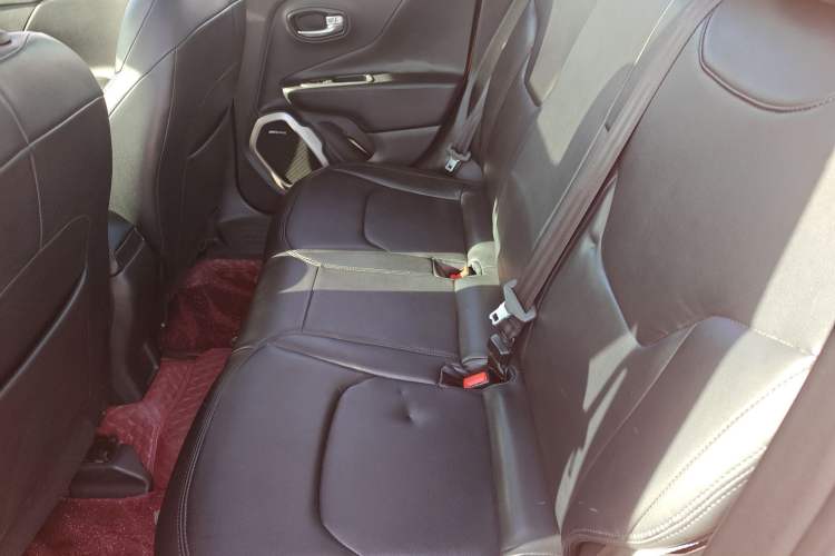 Used  Renegade 2018 Connected Large Screen Version 180T Automatic High-Energy Edition
