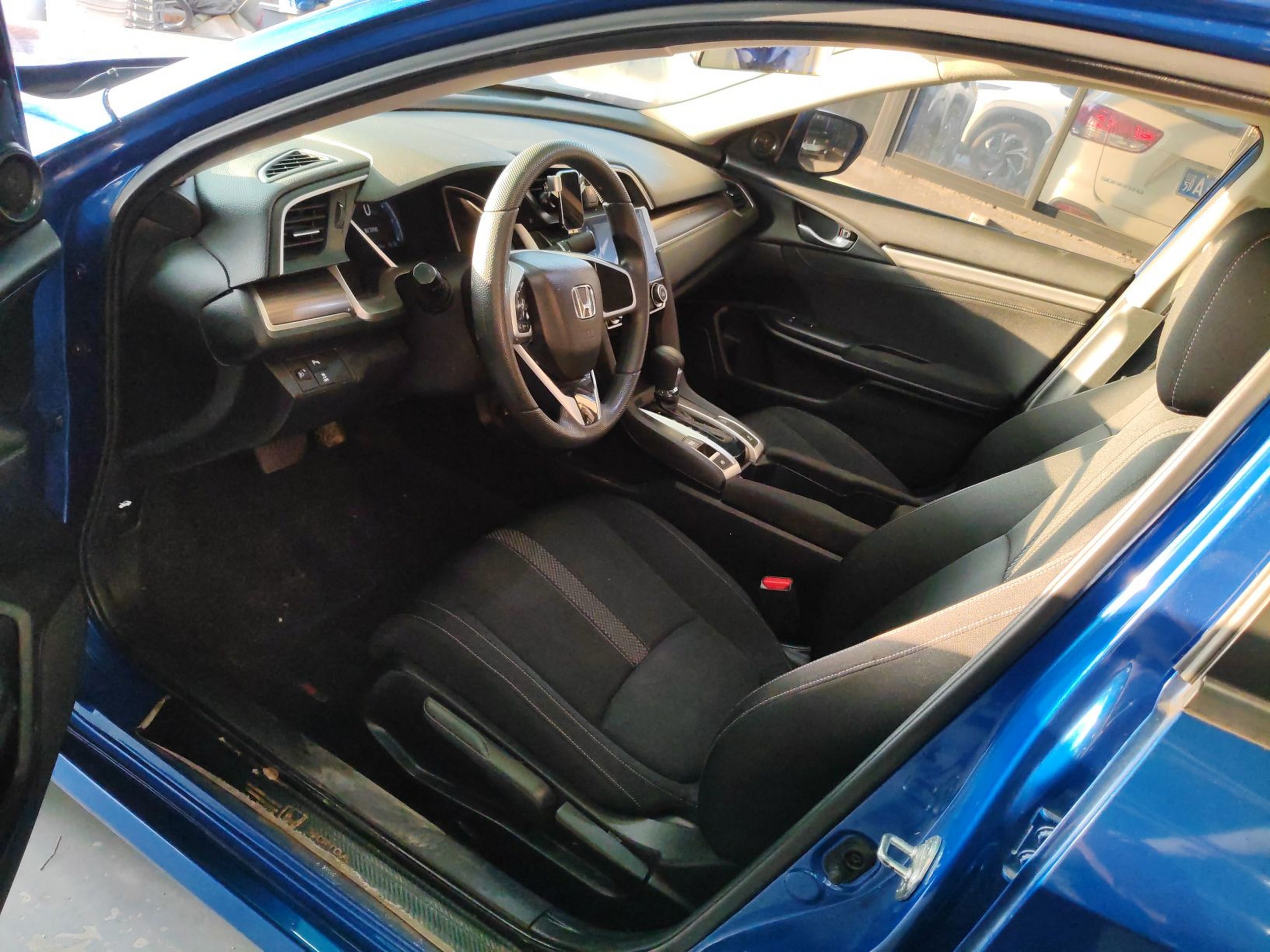 Переднее сиденье в автомобиле