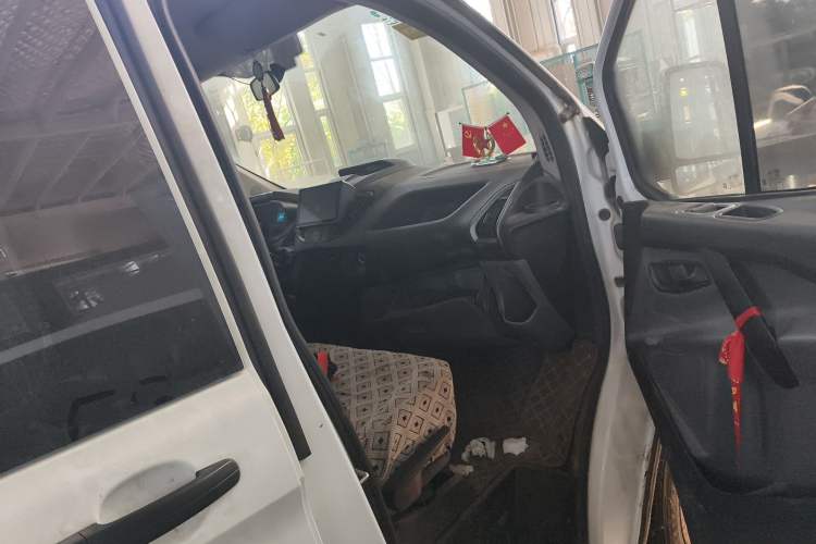 Used Ford Transit 2017 2.0T Diesel Multi-Purpose Commercial Vehicle Short Wheelbase Low Roof China V Standard