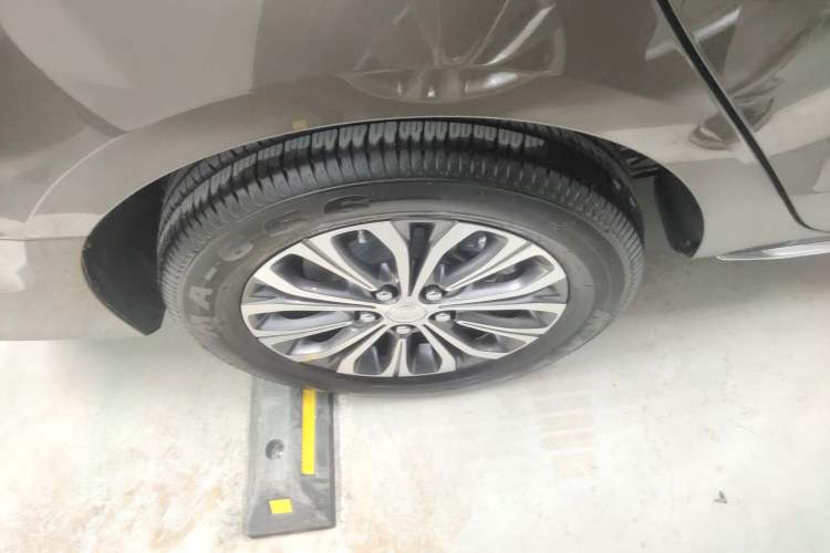 Used Buick GL8 2023 Facelifted Land Cruiser Executive Luxury Version
