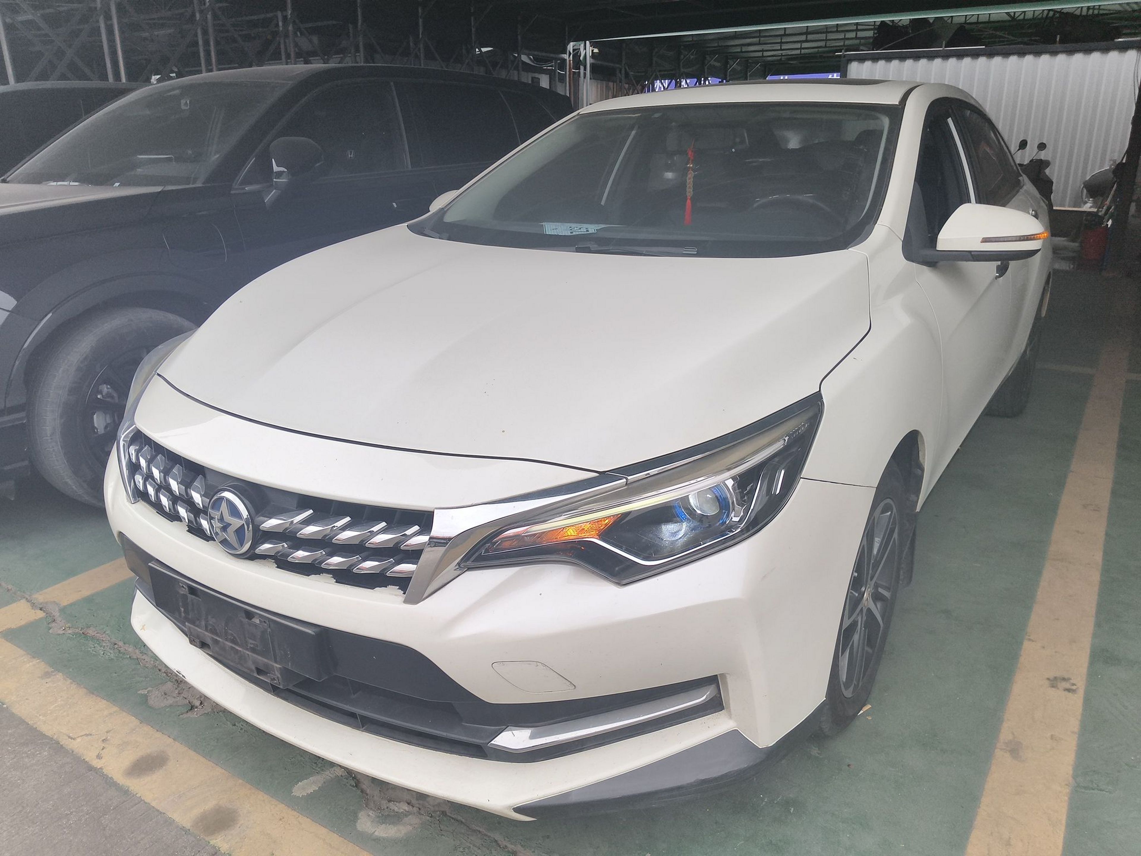 Под передней частью автомобиля