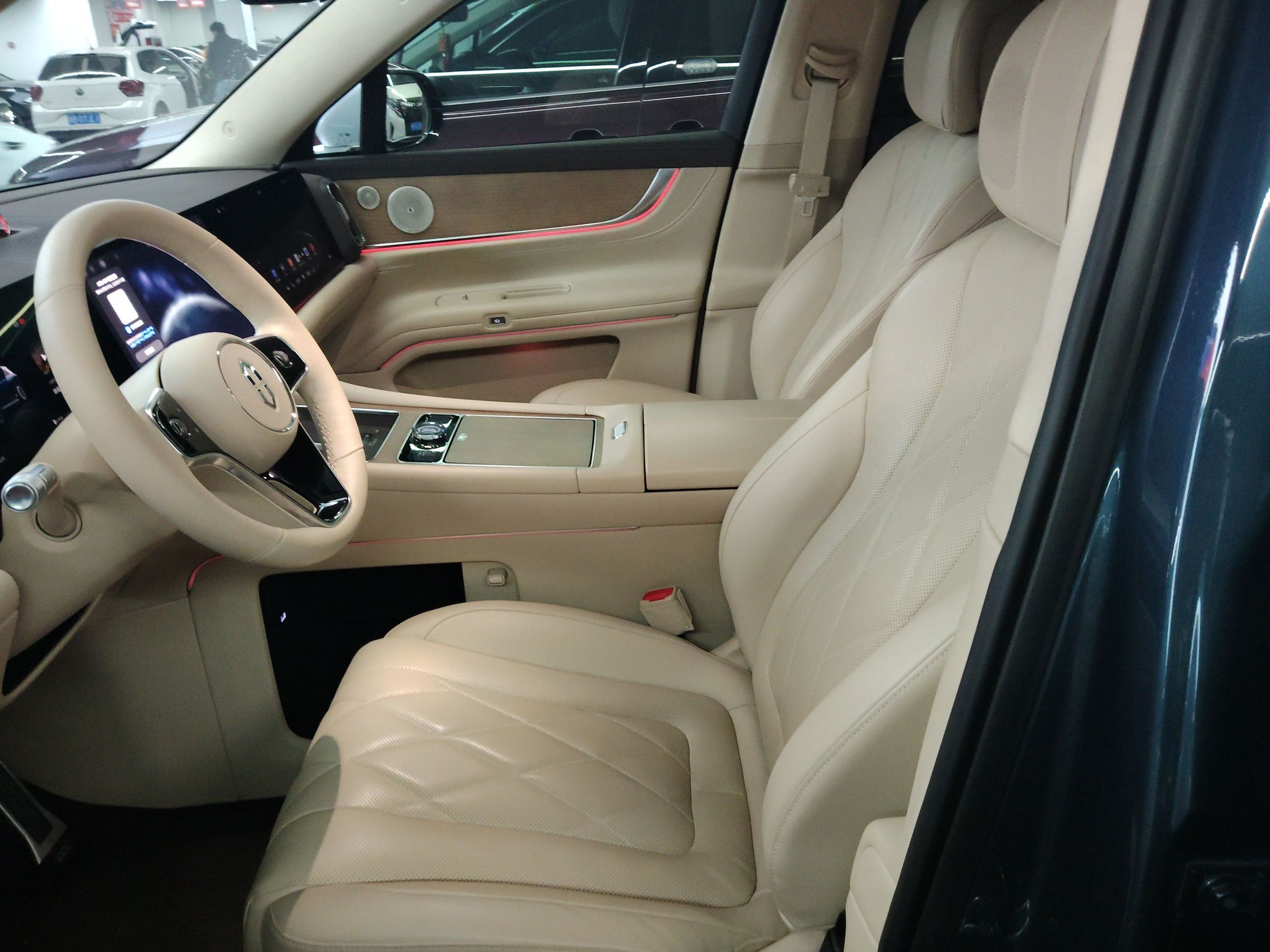 المقاعد الأمامية داخل السيارة