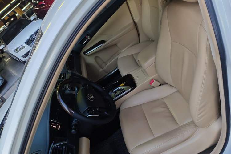 Used Toyota Camry 2015 Dual-Engine 2.5 HG Luxury Navigation Edition
