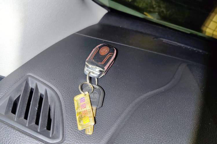 Used Ford Edge 2015 2.0T GTDi Two-Wheel-Drive High-Line Version
